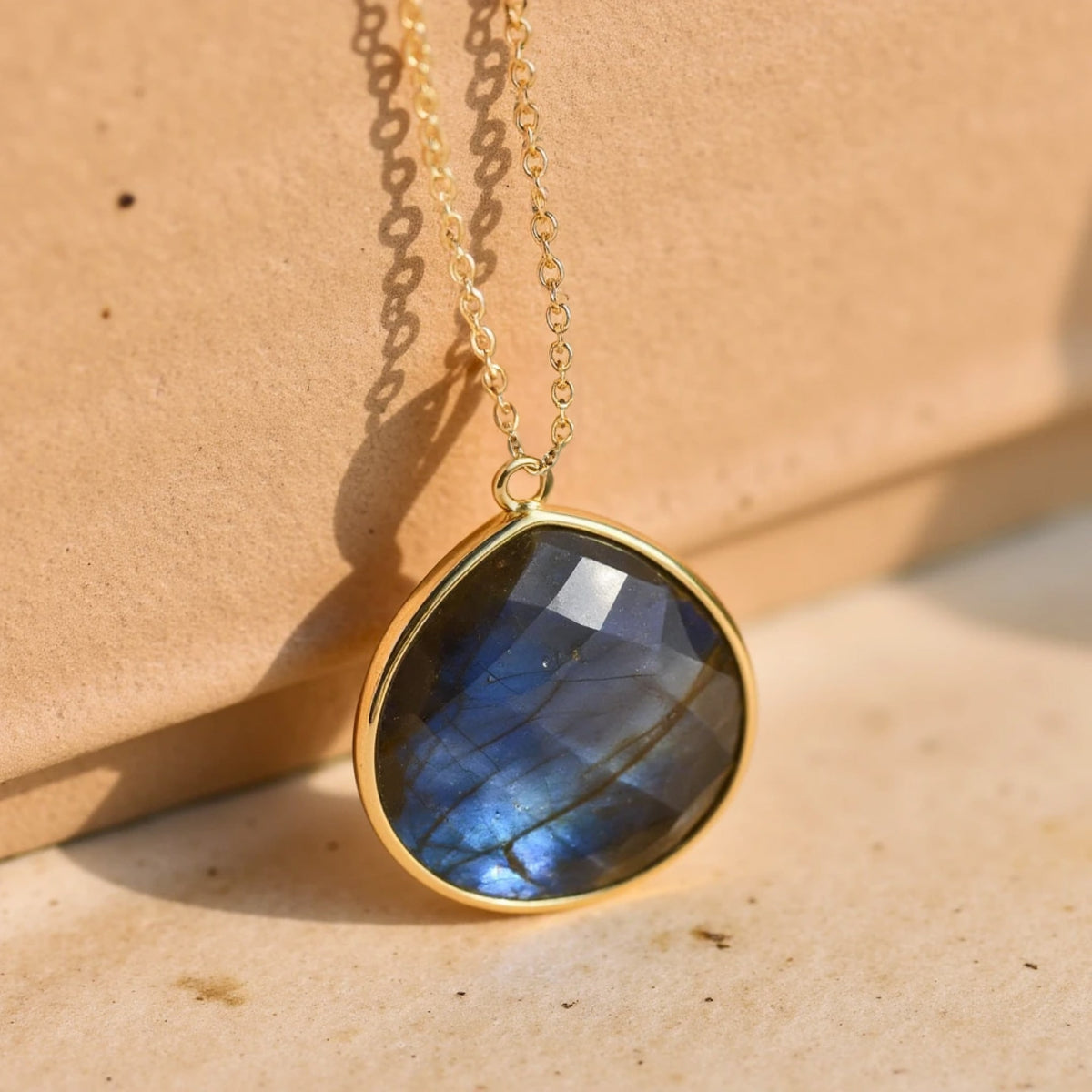 Pendentif Protection Élégant en Labradorite