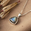 Pendentif Protecteur d’Aura en Labradorite - Jardin de Gaïa