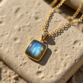 Pendentif Bouclier de Lumière en Labradorite - Jardin de Gaïa