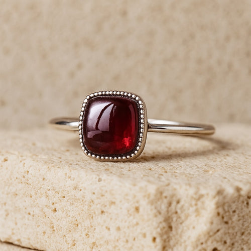 Bague Ajustable Carrée Passion en Grenat - Jardin de Gaïa