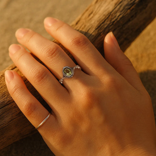 Bague Ajustable Clarté d'Esprit en Péridot - vue détail - Jardin de Gaïa
