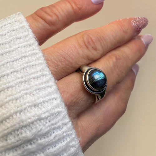 Bague Divya en Labradorite - vue détail - Jardin de Gaïa
