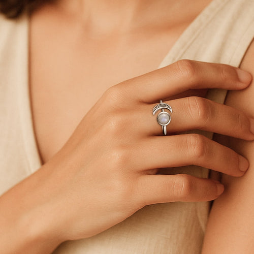 Bague Ajustable Séléné en Pierre de Lune - vue détail - Jardin de Gaïa