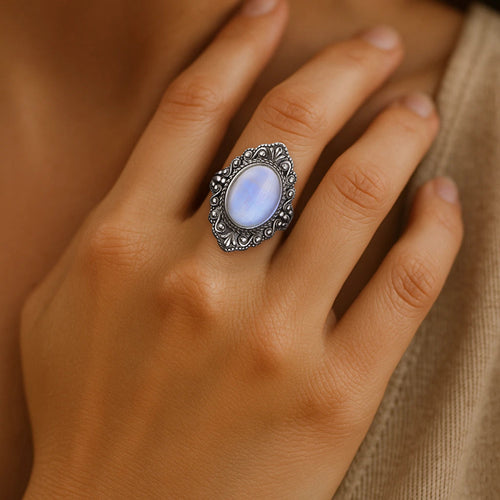 Bague Présage en Pierre de Lune - vue détail - Jardin de Gaïa