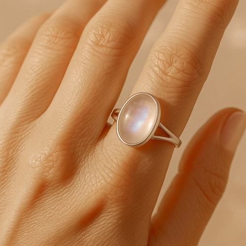 Bague Ajustable Douceur Astrale en Pierre de Lune - vue détail - Jardin de Gaïa