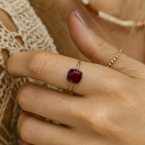 Bague Ajustable Carrée Passion en Grenat - vue détail - Jardin de Gaïa