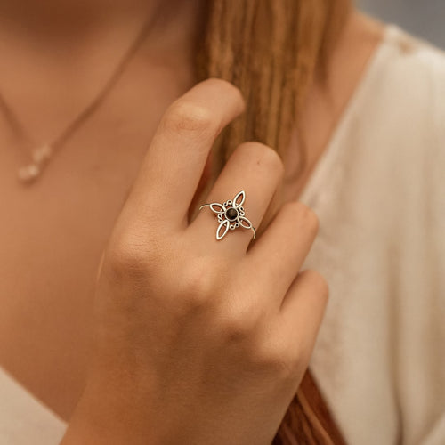 Bague Ajustable Énergie Mystique - Nœud de Sorcière & Obsidienne - vue détail - Jardin de Gaïa