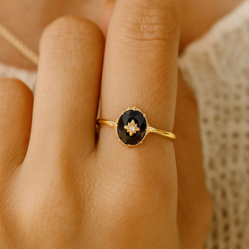Bague Ajustable Charme Nocturne en Agate Noire - vue détail - Jardin de Gaïa