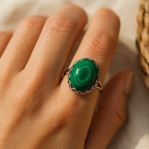 Bague Ajustable Purification & Guérison en Malachite - vue détail - Jardin de Gaïa