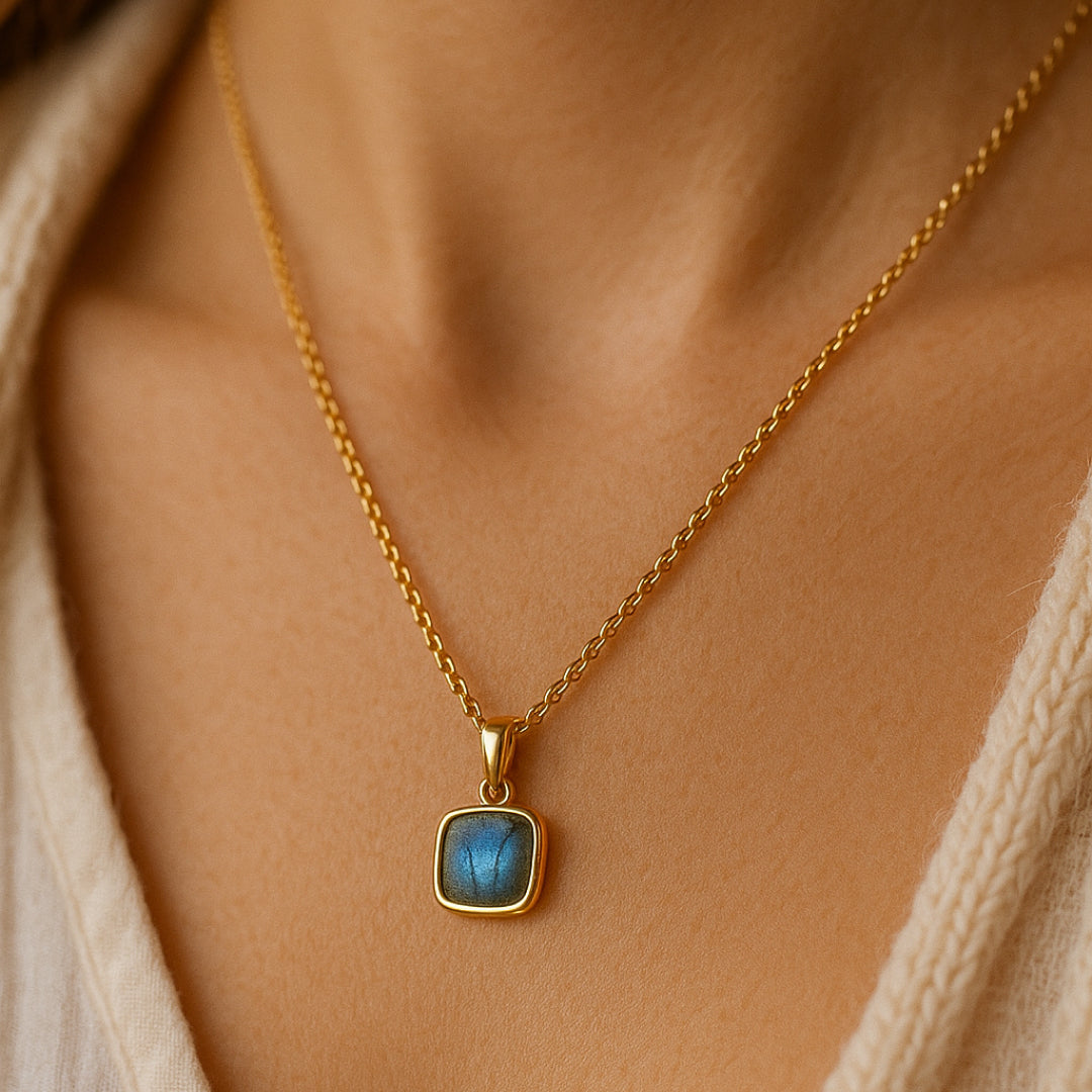 Pendentif "Bouclier de Lumière" en Labradorite