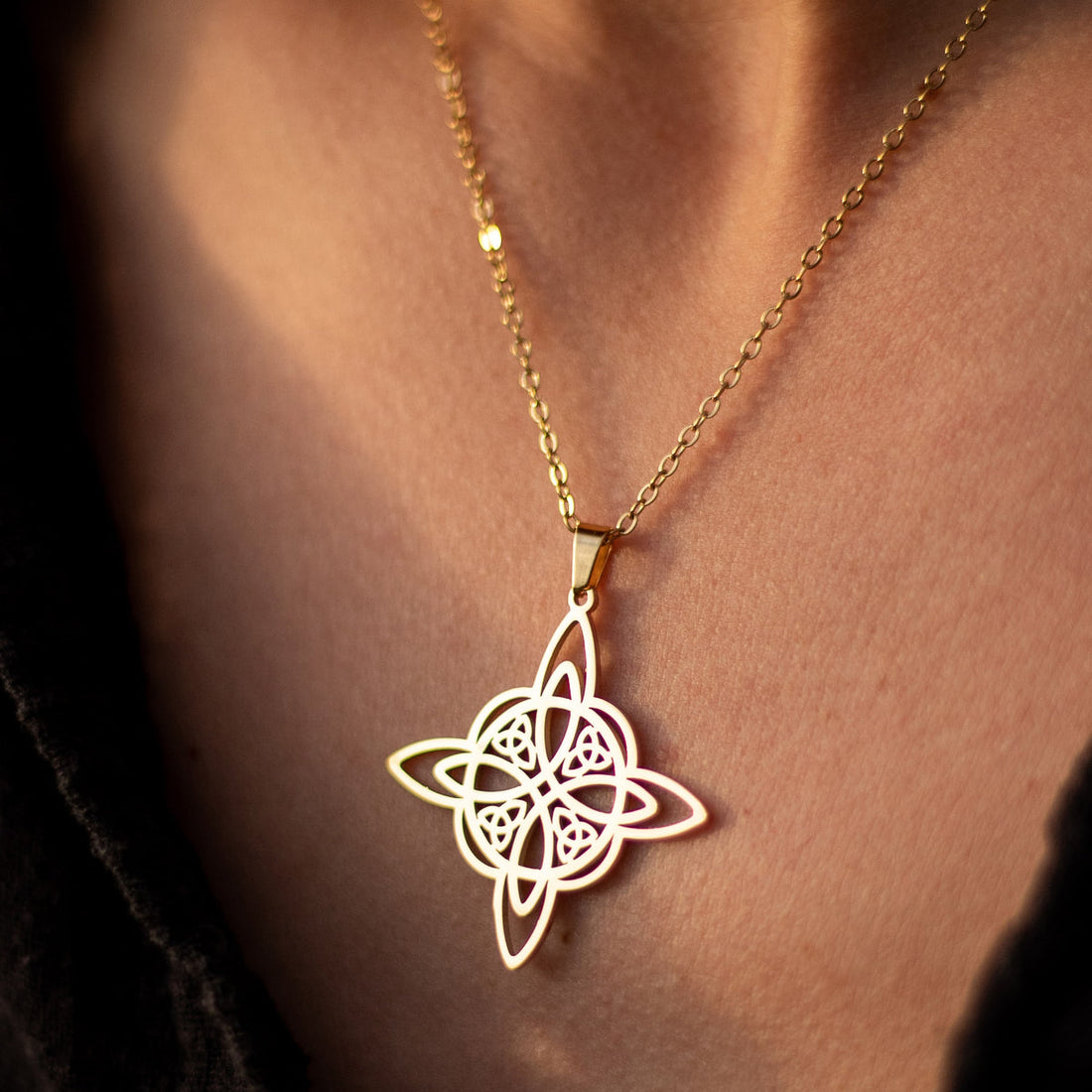 Pendentif "Protection Éternelle" en Nœud de Sorcière