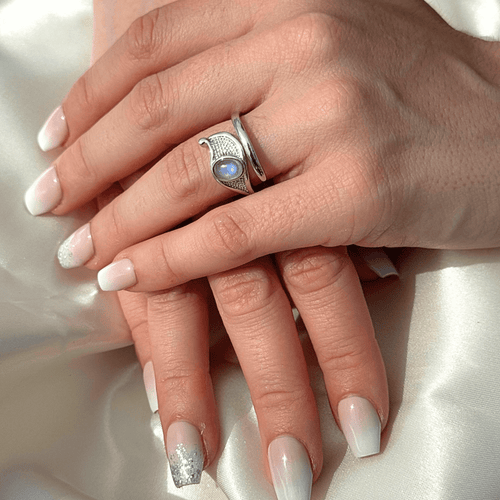 Bague Ajustable Aura Protectrice en Labradorite Blanche - vue détail - Jardin de Gaïa
