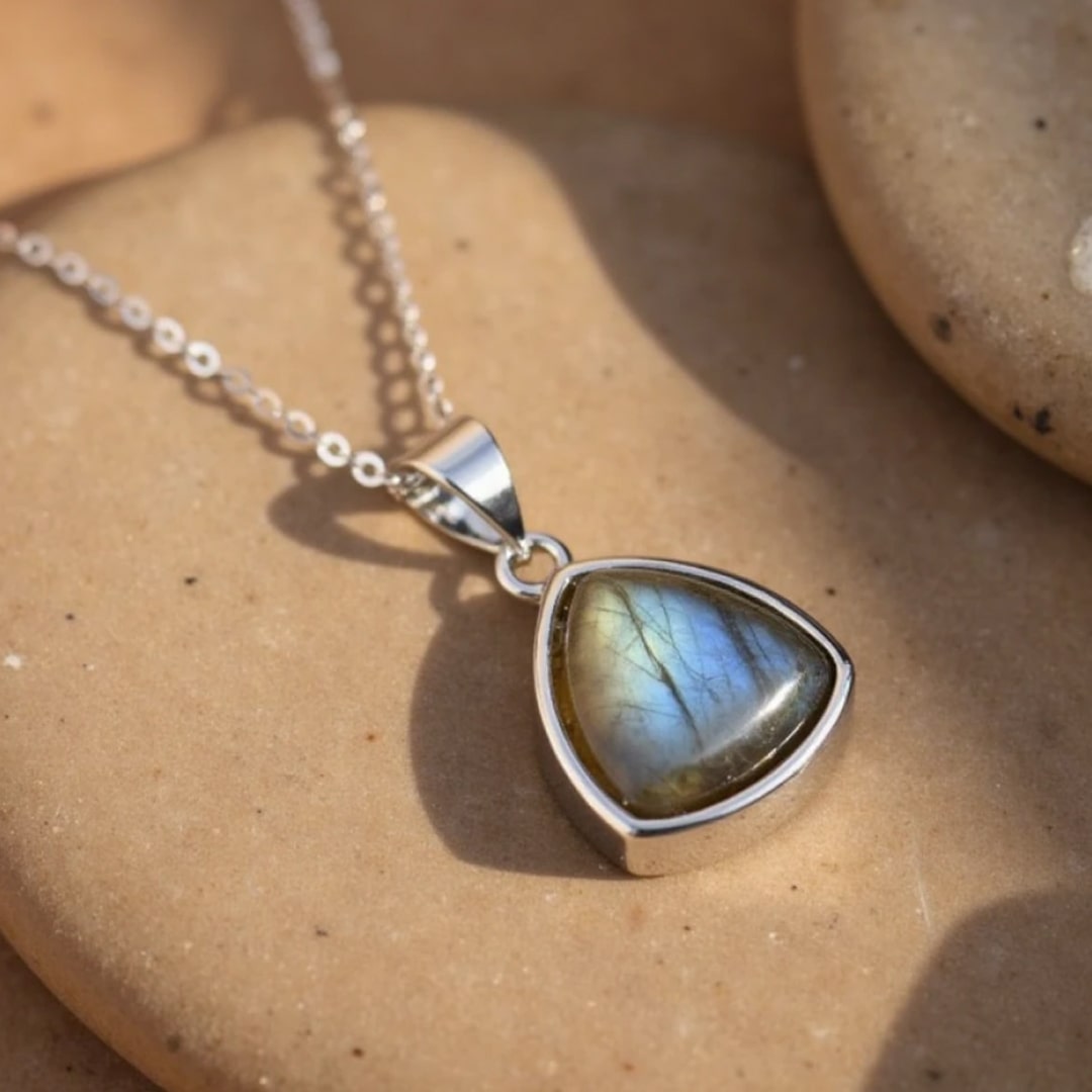 Pendentif "Protecteur d’Aura" en Labradorite