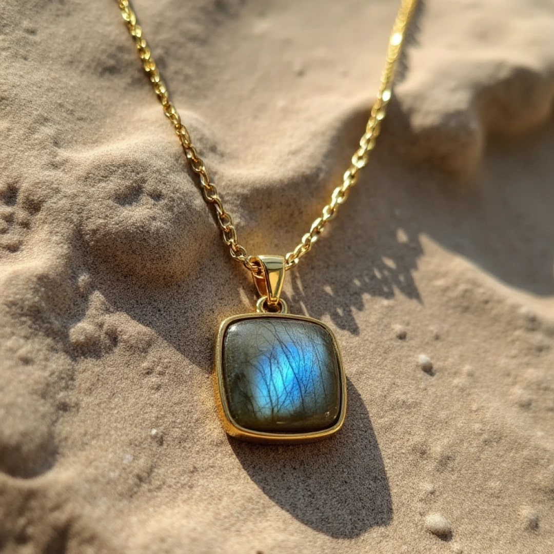 Pendentif "Bouclier de Lumière" en Labradorite