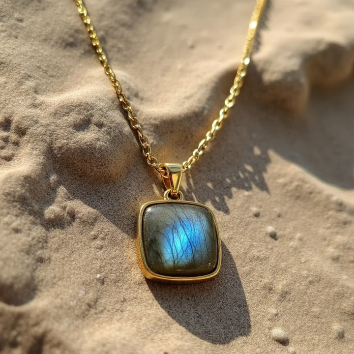 Pendentif "Bouclier de Lumière" en Labradorite