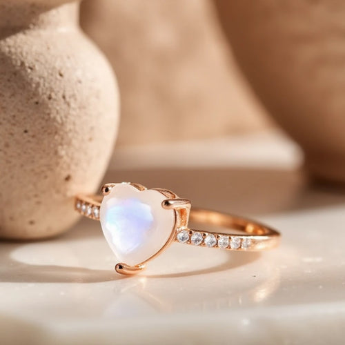 Bague Ajustable Cœur de Déesse en Pierre de Lune - vue détail - Jardin de Gaïa