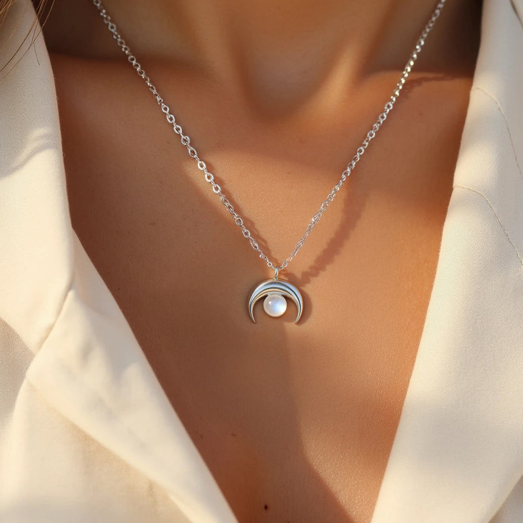 Collier Croissant de Lune en Pierre de Lune