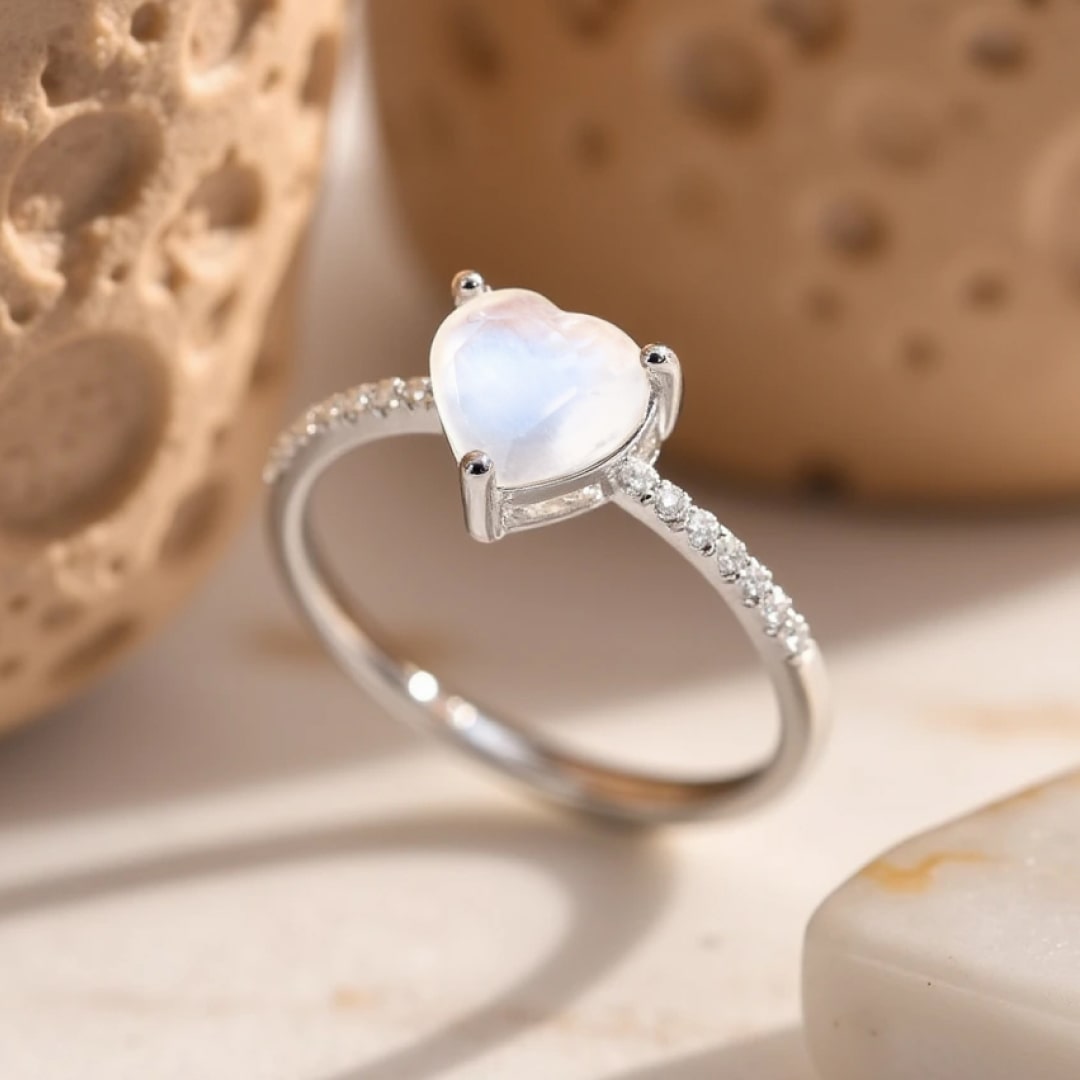 Bague Ajustable "Cœur de Déesse" en Pierre de Lune