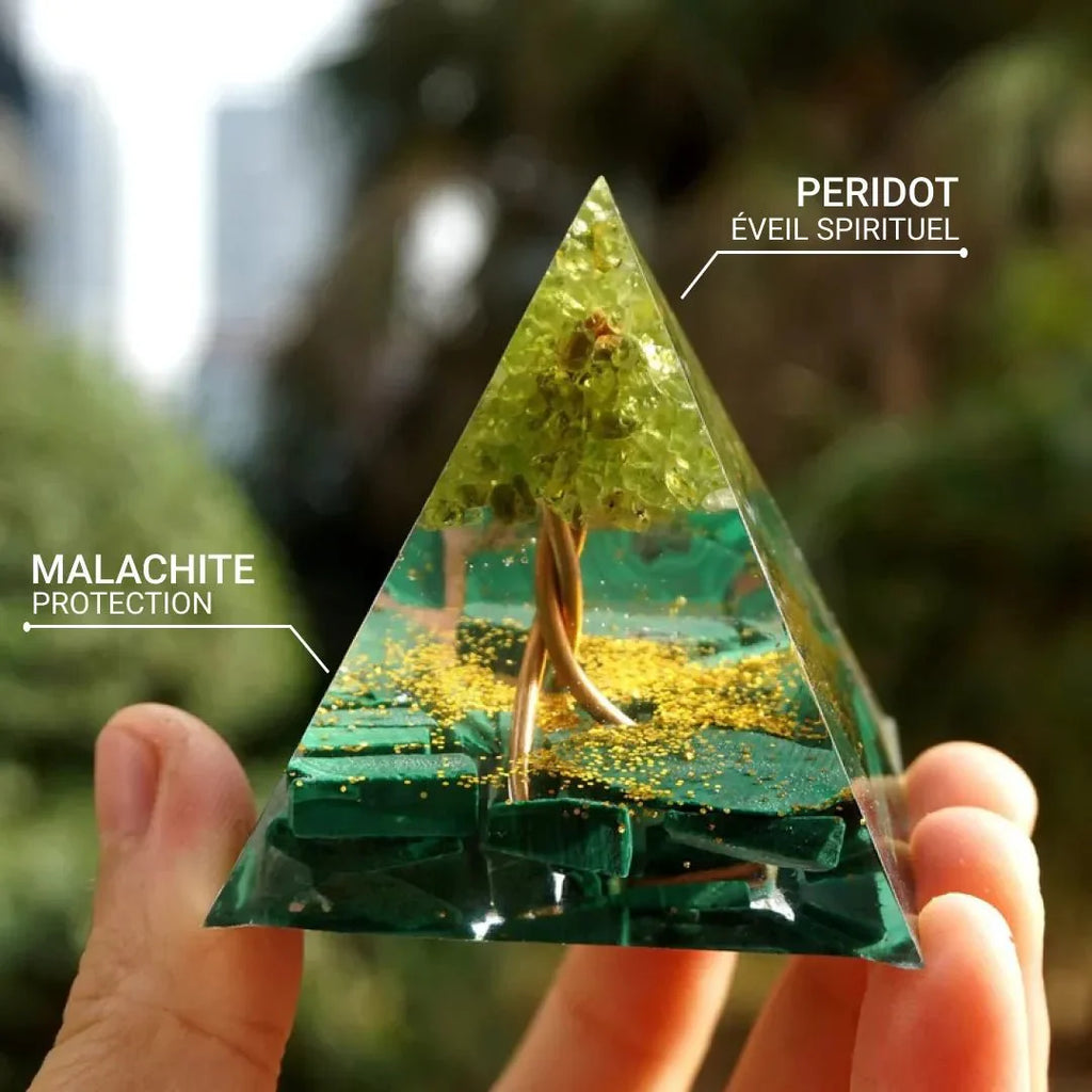 Orgonite Arbre de Vie Renaissant en Péridot & Malachite - vue porté - Jardin de Gaïa