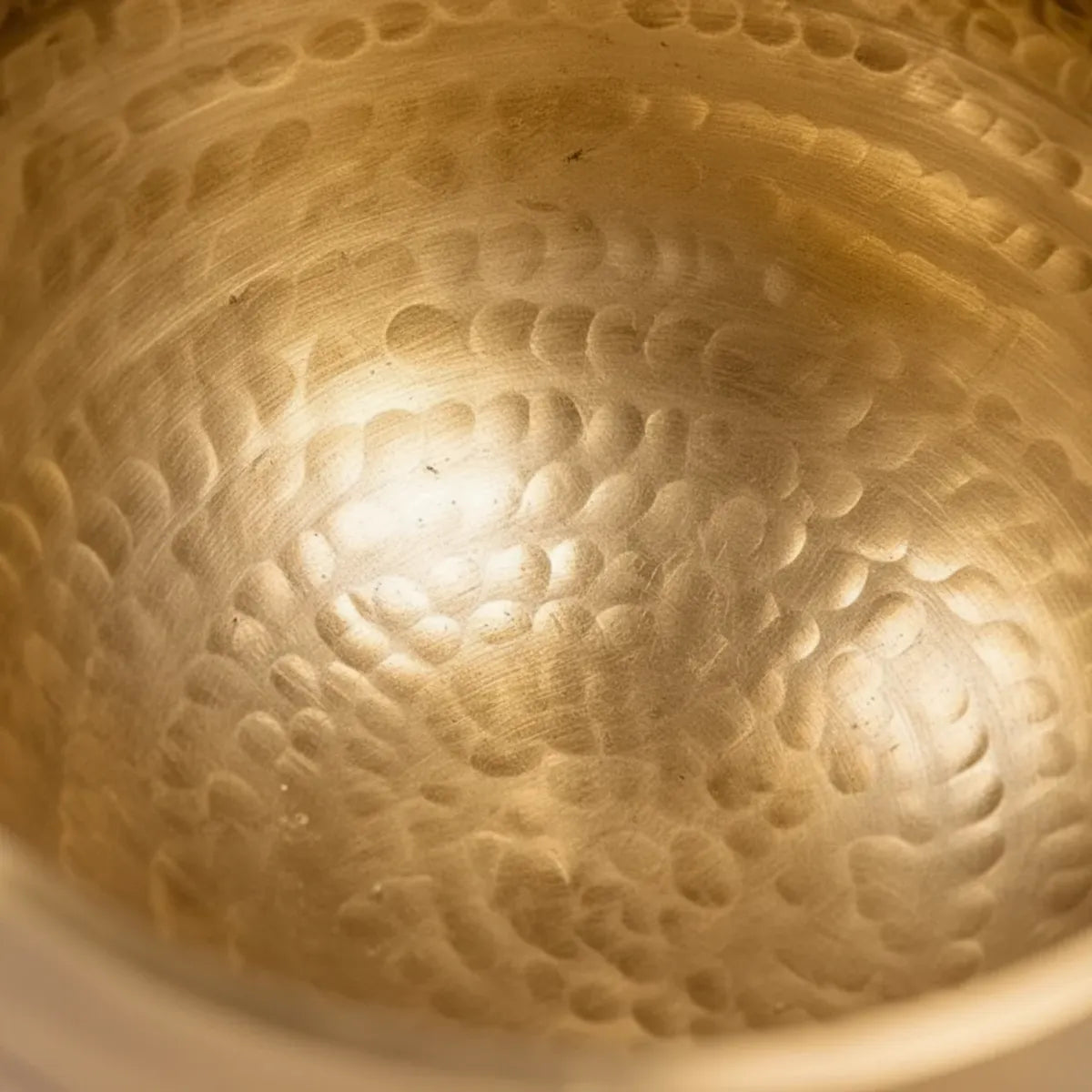 Détail intérieur martelé d'un bol chantant tibétain en laiton