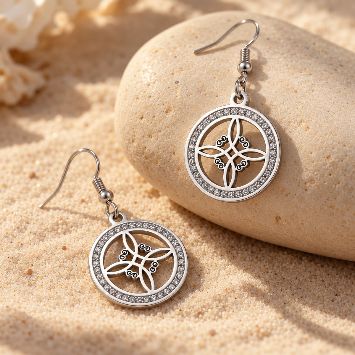 Boucles d'oreilles Nœud de Sorcière argentées sur galet et sable