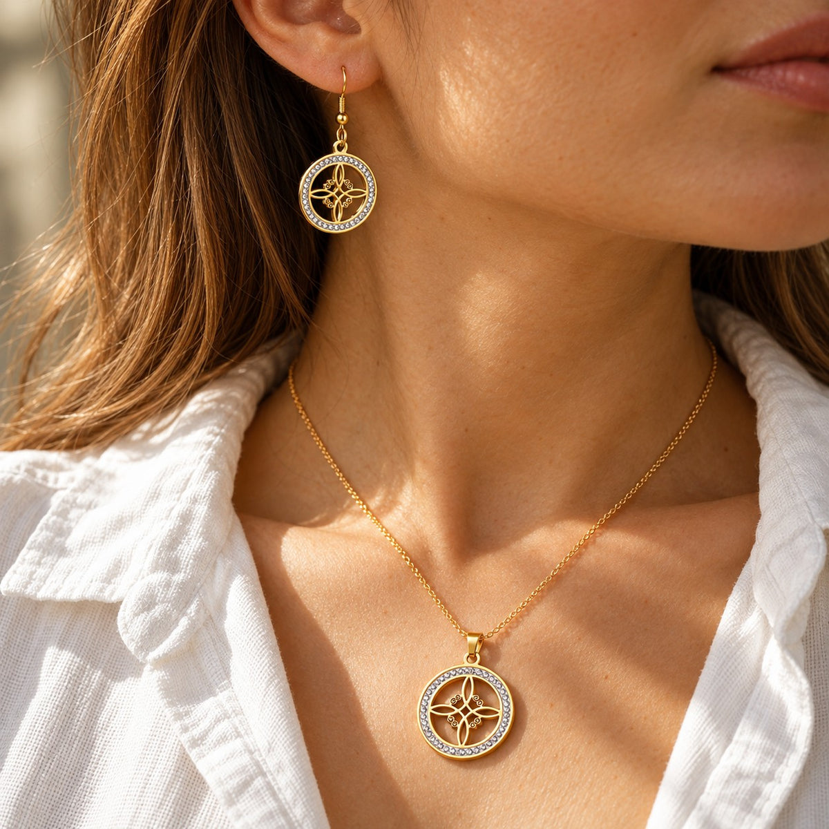 Collier et boucles d'oreilles Nœud de Sorcière portés ensemble