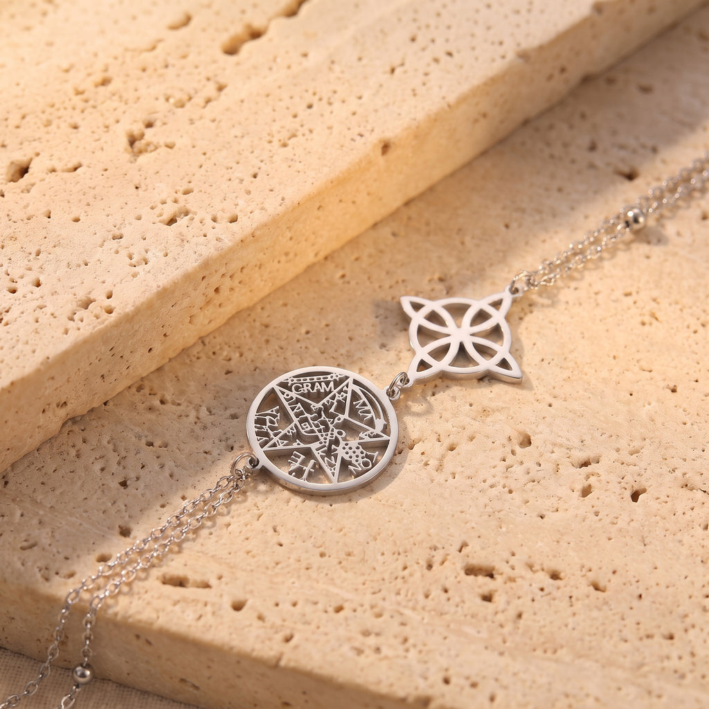 Chaîne de cheville nœud de sorcière et pentacle argentée en acier inoxydable, sur pierre
