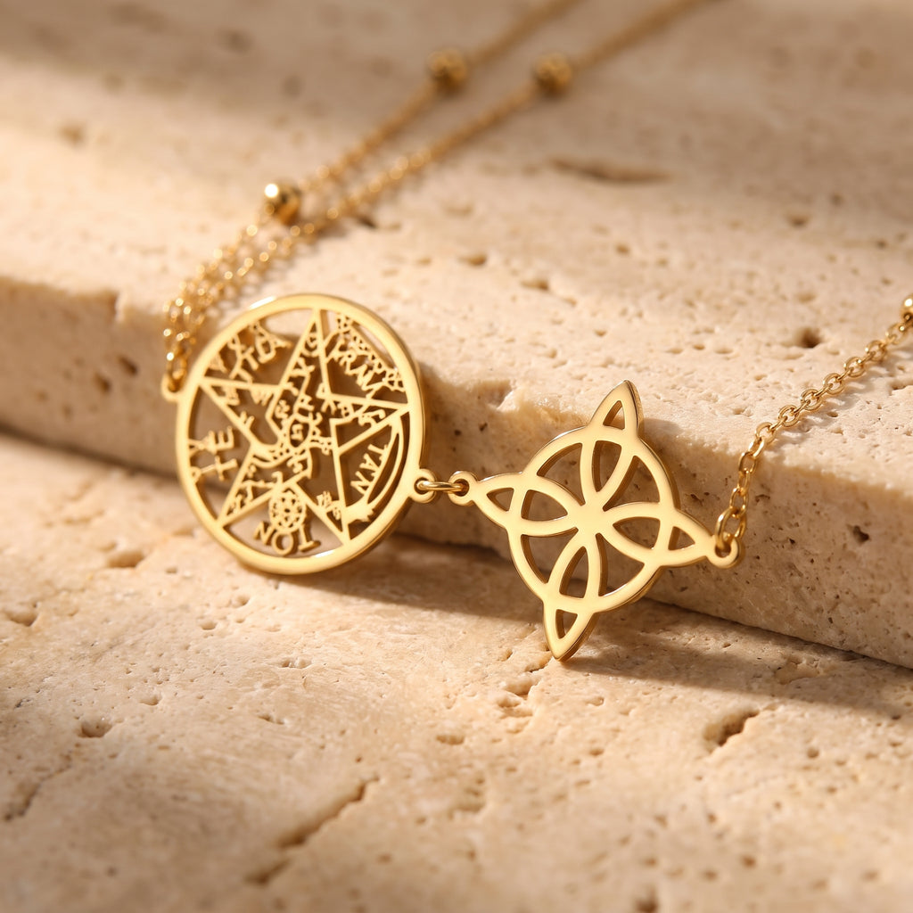 Gros plan sur les médaillons nœud de sorcière et pentacle dorés