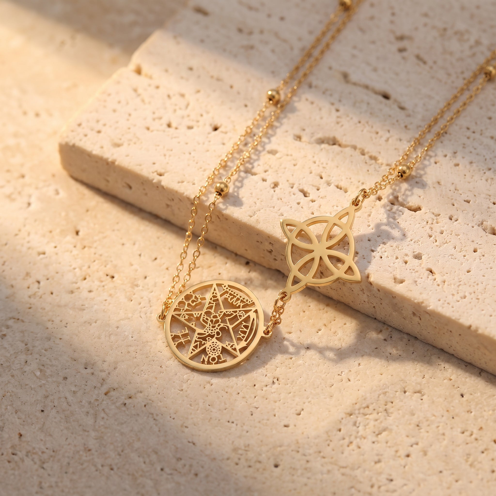 Chaîne de cheville nœud de sorcière et pentacle dorée en acier inoxydable, sur pierre