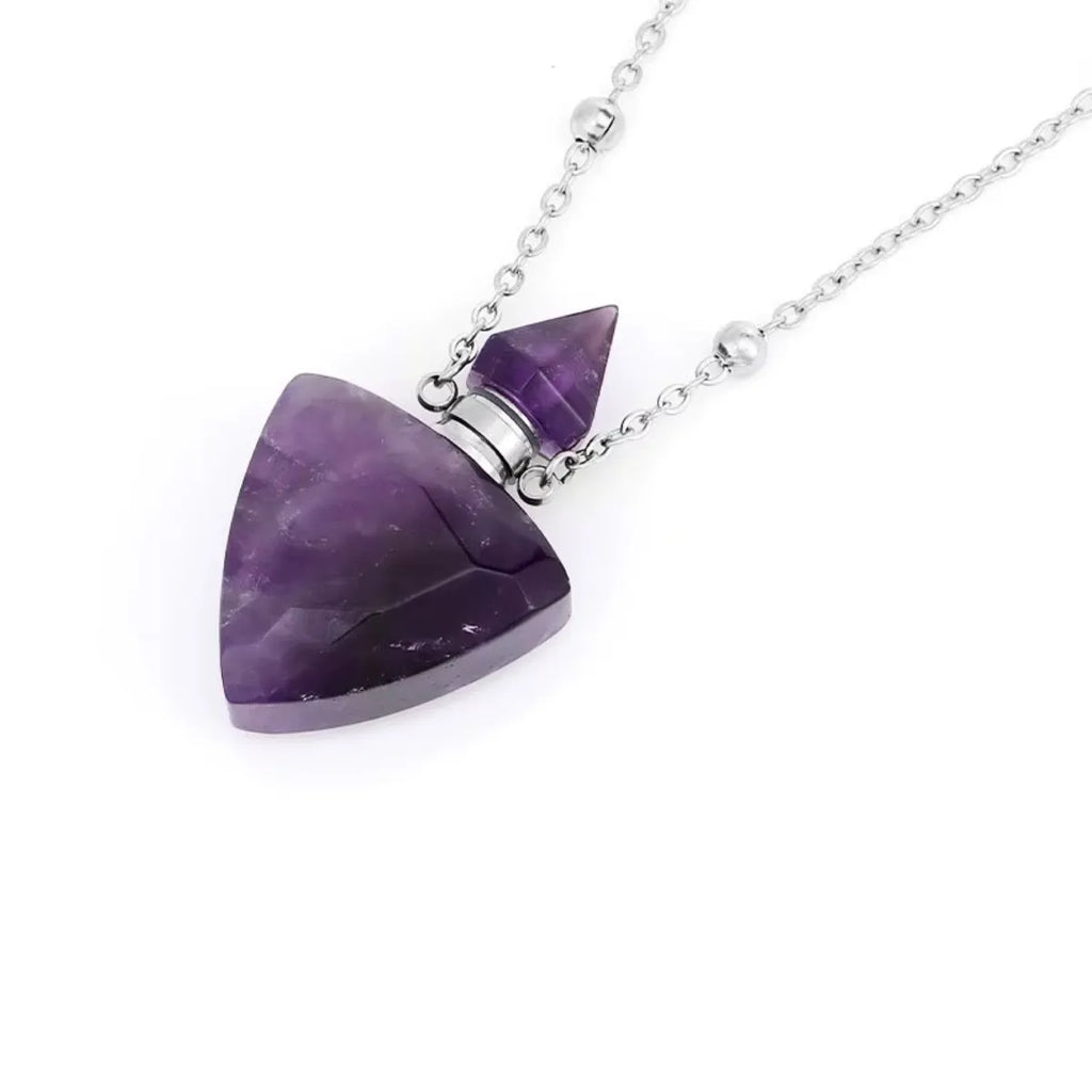 Collier diffuseur de parfum Triangle Sacré en pierre naturelle - vue porté - Jardin de Gaïa