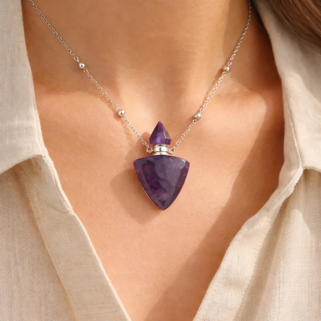 Collier diffuseur de parfum Triangle Sacré en pierre naturelle - vue détail - Jardin de Gaïa