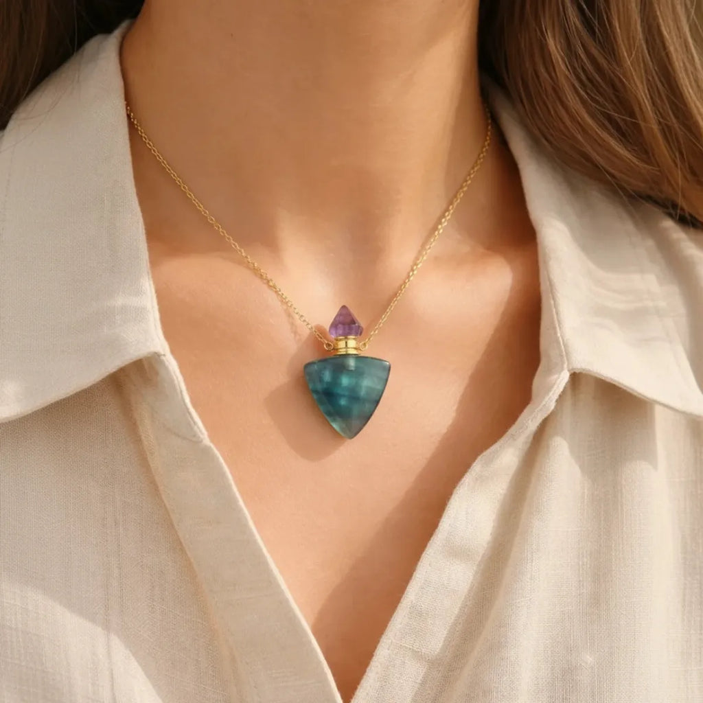 Collier diffuseur de parfum Triangle Sacré en pierre naturelle - vue côté - Jardin de Gaïa