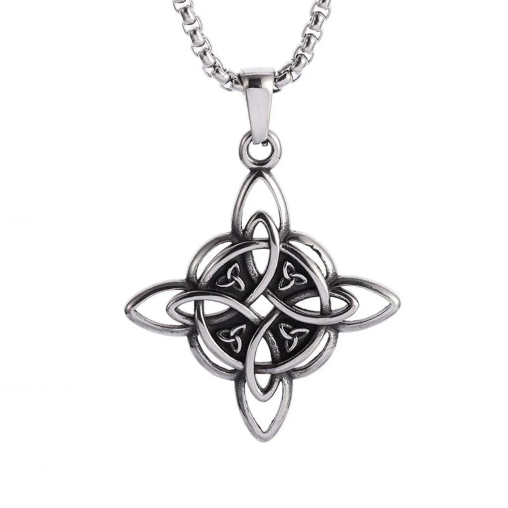 Collier Nœud des Sorcières en argent vieilli sur fond blanc