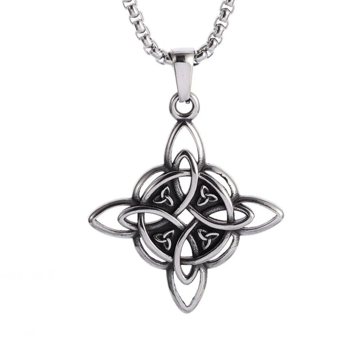 Collier Nœud des Sorcières en argent vieilli sur fond blanc