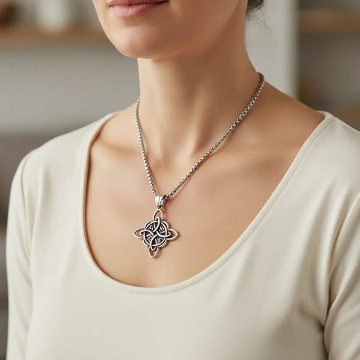 Collier Nœud des Sorcières porté par une femme avec haut clair