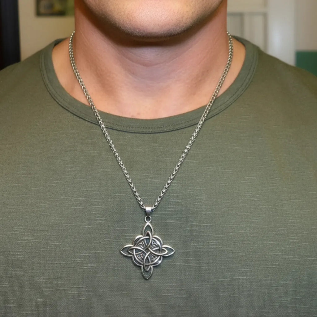 Collier Nœud des Sorcières porté par un homme avec t-shirt vert