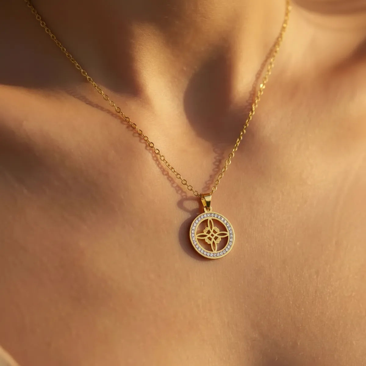 Collier "Bouclier Sacré" — Pendentif Nœud des Sorcières