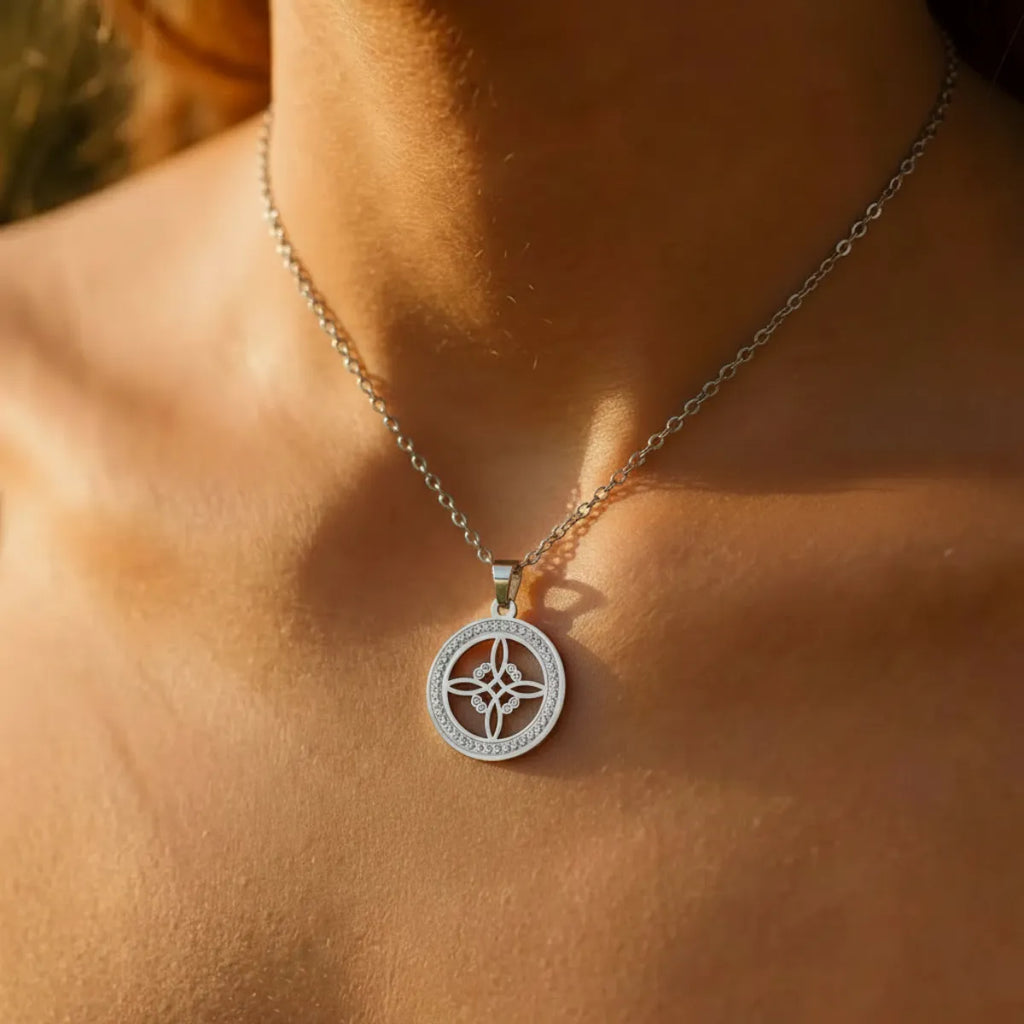 Collier "Bouclier Sacré" — Pendentif Nœud des Sorcières