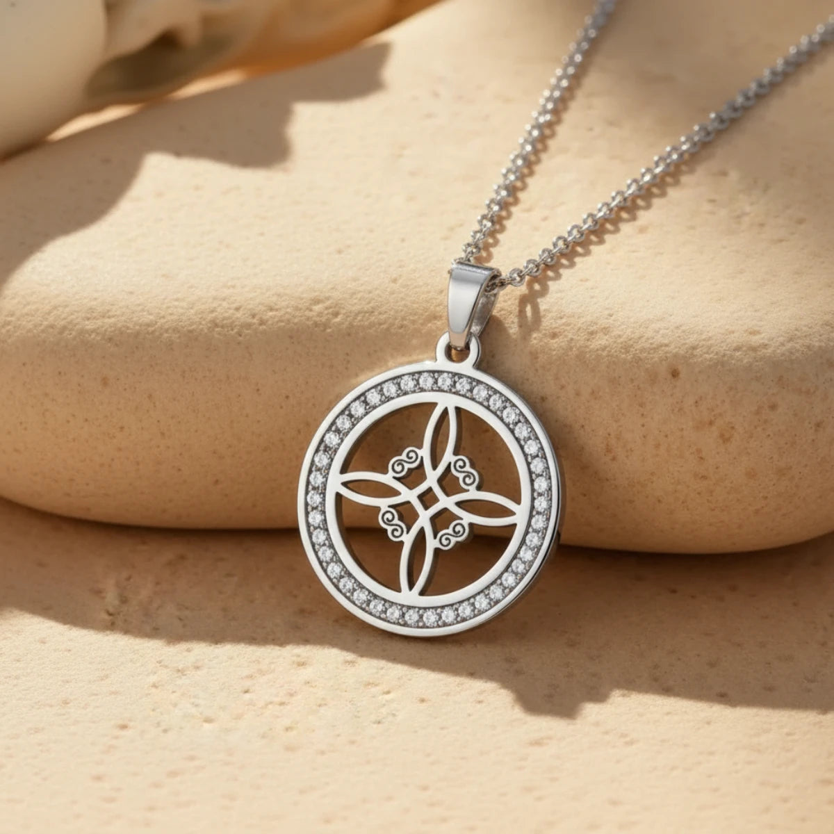 Collier pendentif Noeud des Sorcières argenté sur sable et galet