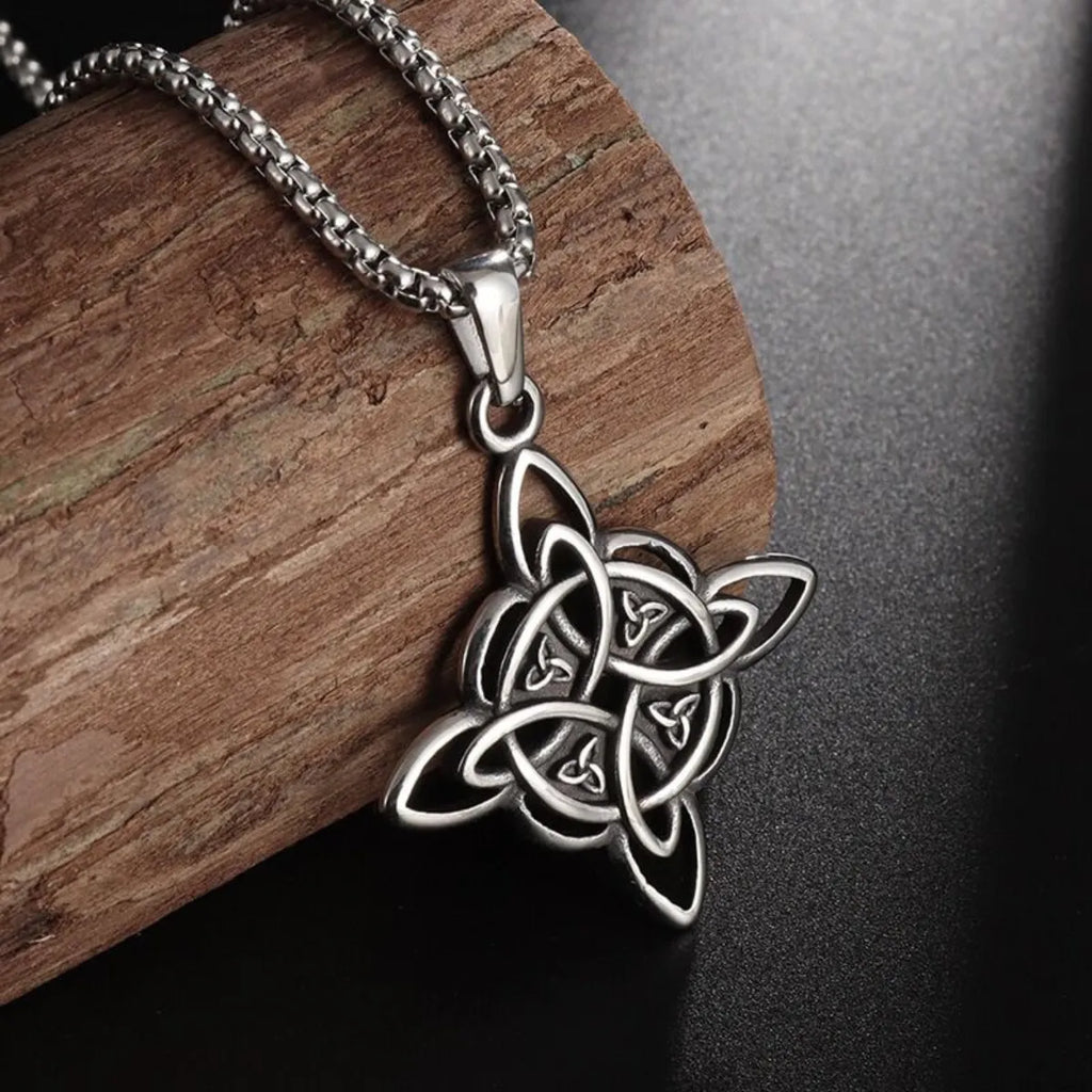 Collier de protection Nœud des Sorcières argent vieilli sur bois naturel