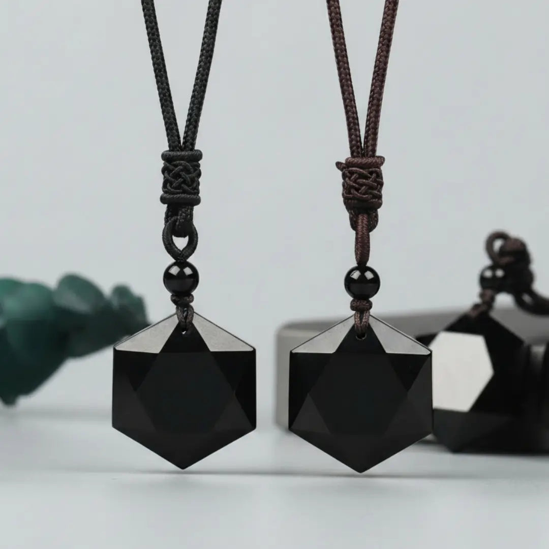 Collier “Bouclier Noir” en obsidienne noire