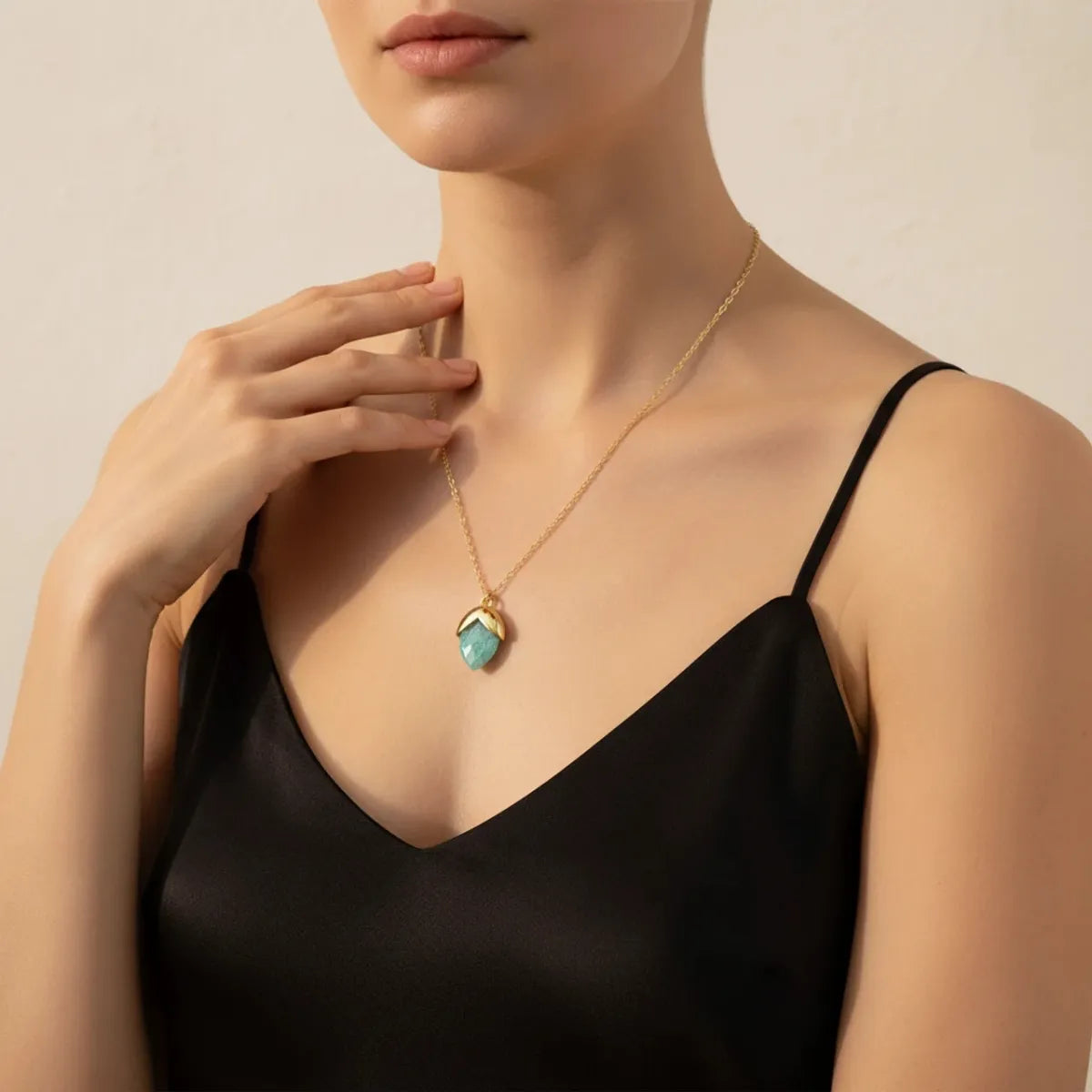 Pendentif Calme Céleste en Aigue-Marine - vue côté - Jardin de Gaïa
