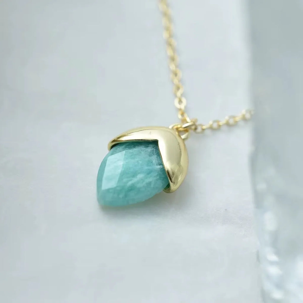 Pendentif Calme Céleste en Aigue-Marine - vue porté - Jardin de Gaïa