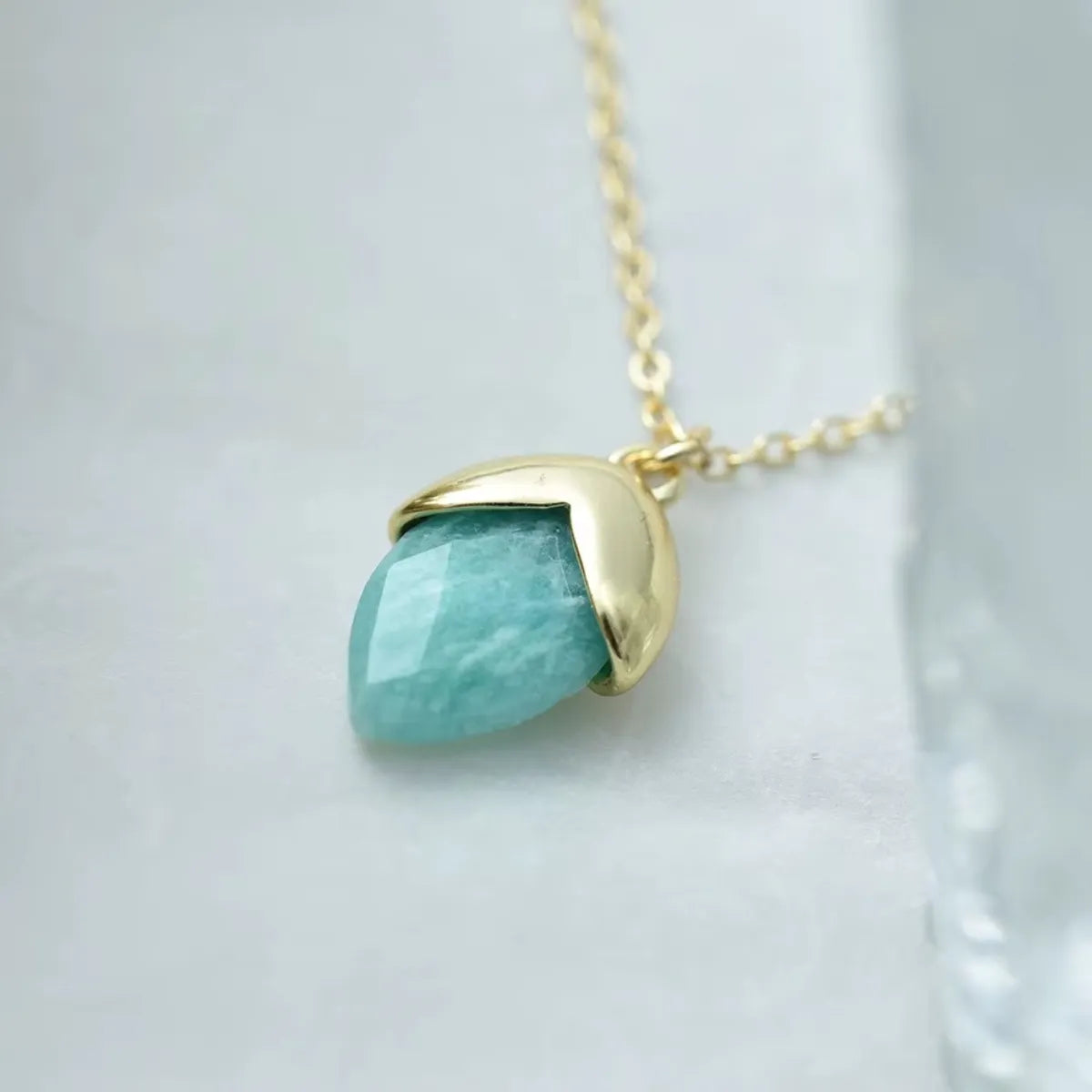 Pendentif Calme Céleste en Aigue-Marine - vue porté - Jardin de Gaïa