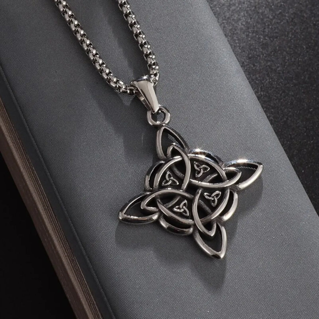 Détail du pendentif Nœud des Sorcières en argent vieilli avec chaîne