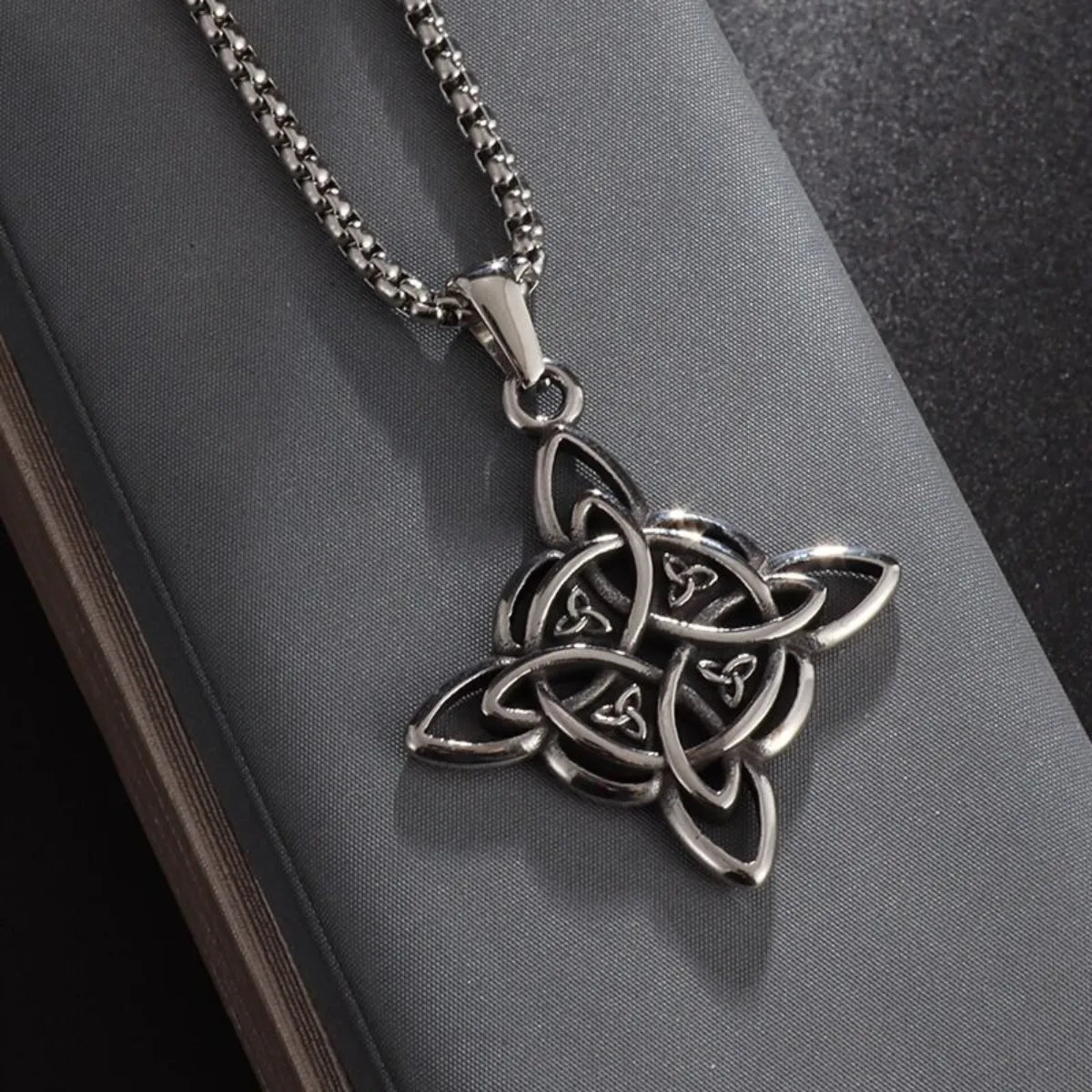 Détail du pendentif Nœud des Sorcières en argent vieilli avec chaîne