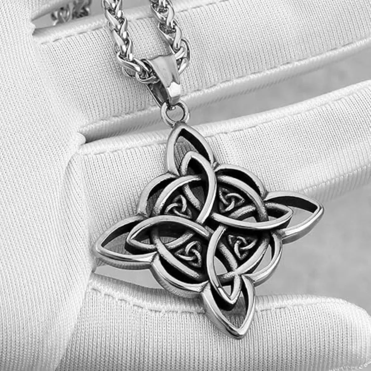 Gros plan du pendentif Nœud des Sorcières en argent vieilli