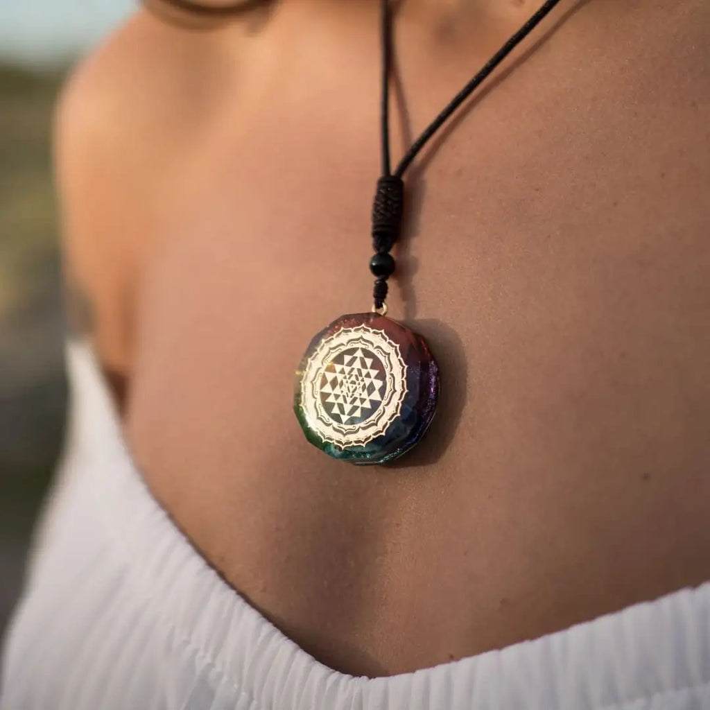 Pendentif Orgonite "Sri Yantra - 7 Chakras"
