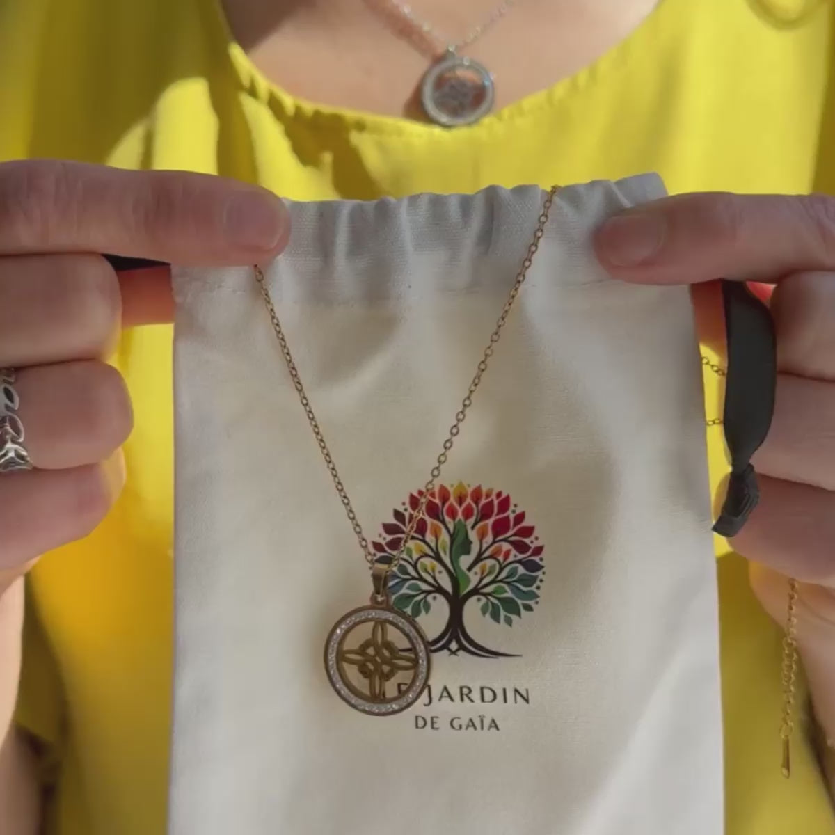 Collier "Bouclier Sacré" — Pendentif Nœud des Sorcières